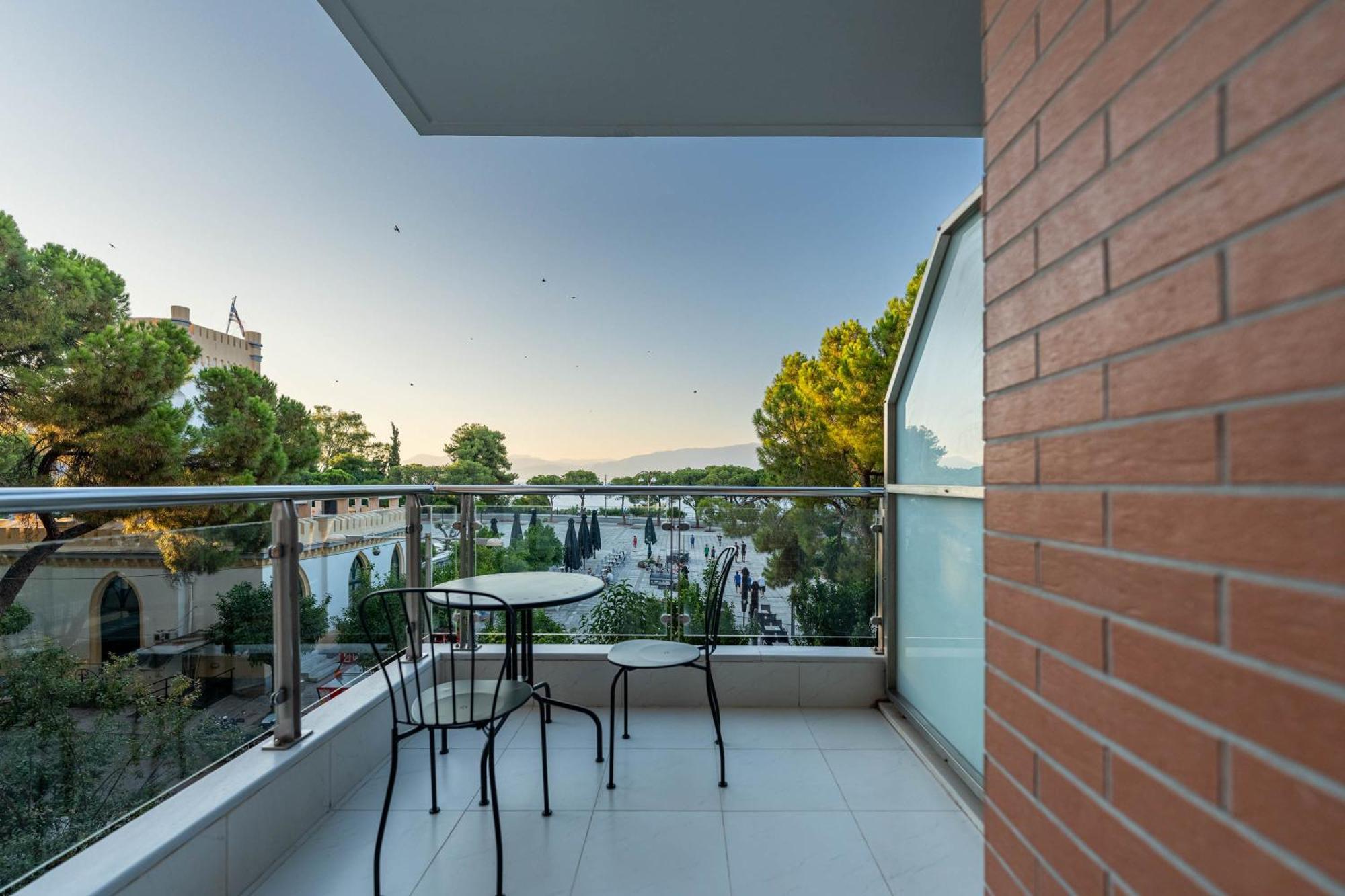 Byron Luxury Apartments Aígion Luaran gambar