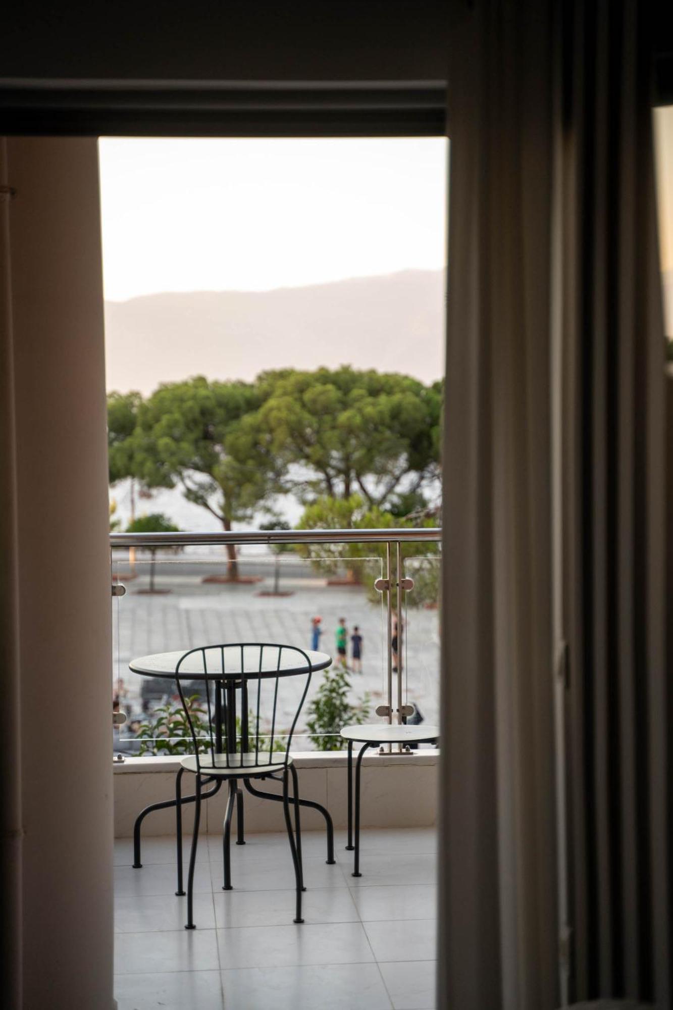 Byron Luxury Apartments Aígion Luaran gambar